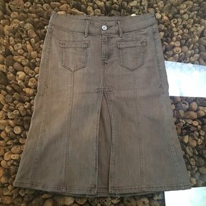 ❤️LEVI’S front & back pleated stretch denim skirt.